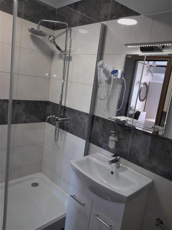 Hotel Marina Srl Bucureşti Ngoại thất bức ảnh