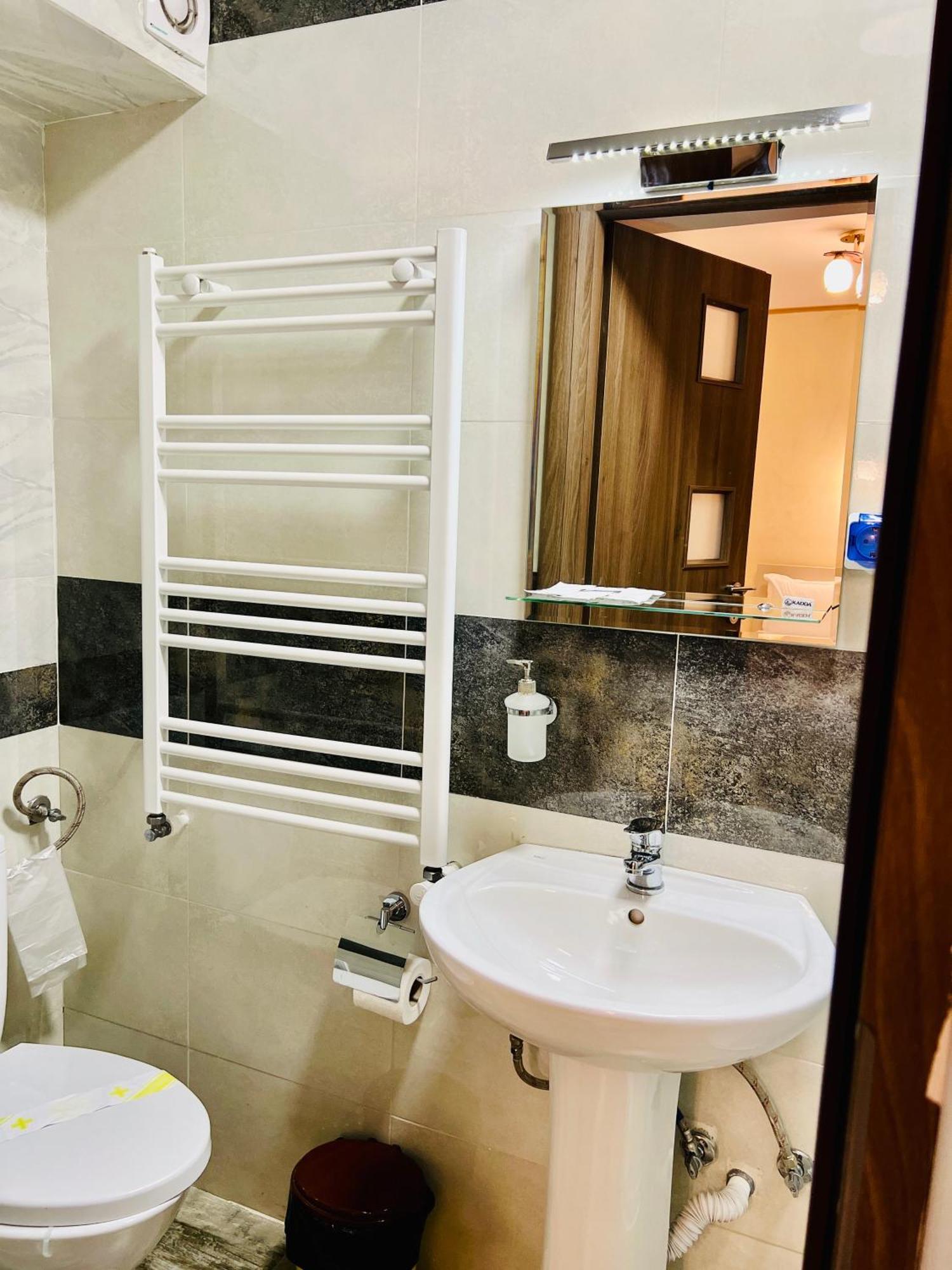 Hotel Marina Srl Bucureşti Ngoại thất bức ảnh